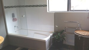 Maison Familiale | 2 chambres, fer et planche à repasser, Wi-Fi gratuit, draps fournis