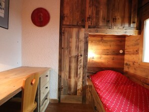 2 bedrooms, desk, bed sheets