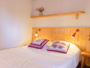 2 Schlafzimmer, Schreibtisch, Bettwäsche