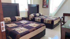 Cortinas blackout, tabla de planchar con plancha y wifi gratis 