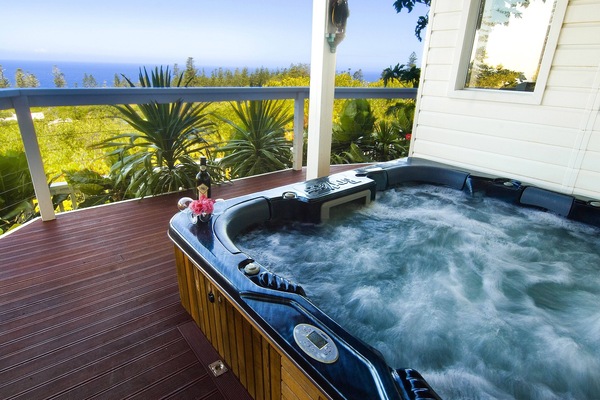 Jacuzzi/Spa with stunning panoramic views