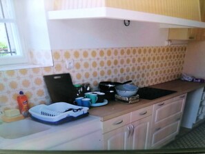 Réfrigérateur, micro-ondes, plaque de cuisson, grille-pain