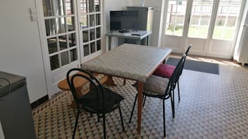 Caravan | Private kitchen | Fridge, microwave, stovetop, toaster