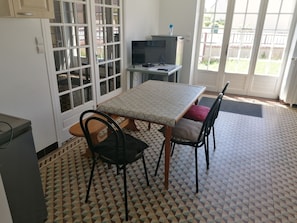 Habitación | Cocina privada | Frigorífico, microondas, placa de cocina y tostadora