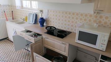 Geladeira, micro-ondas, cooktop, torradeira