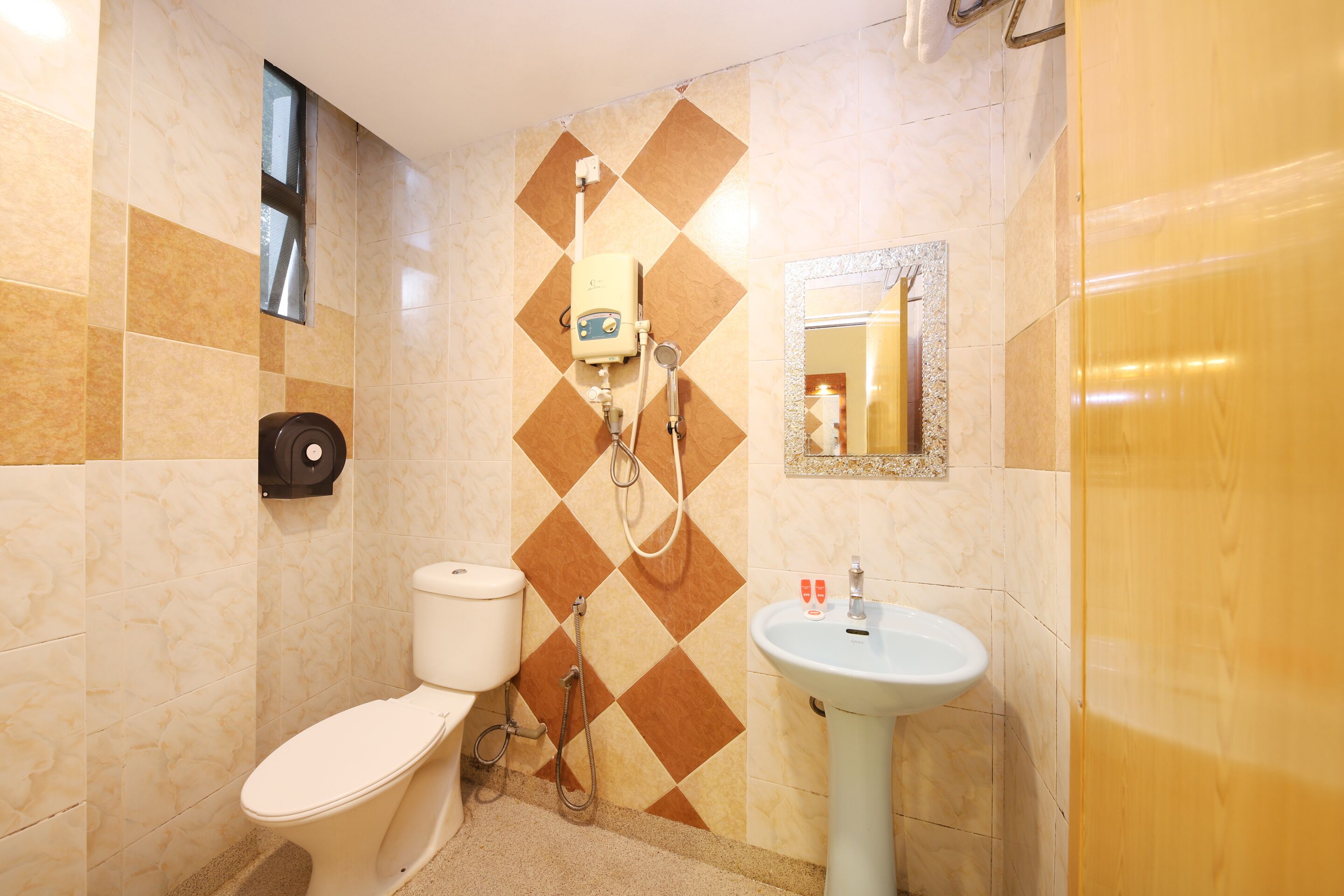 Photo - OYO 1230 Zen Zeng Budget Hotel