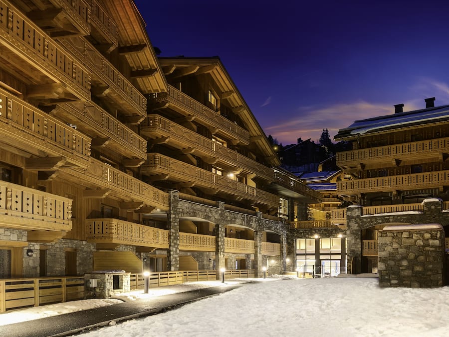 Fachada da propriedade à noite