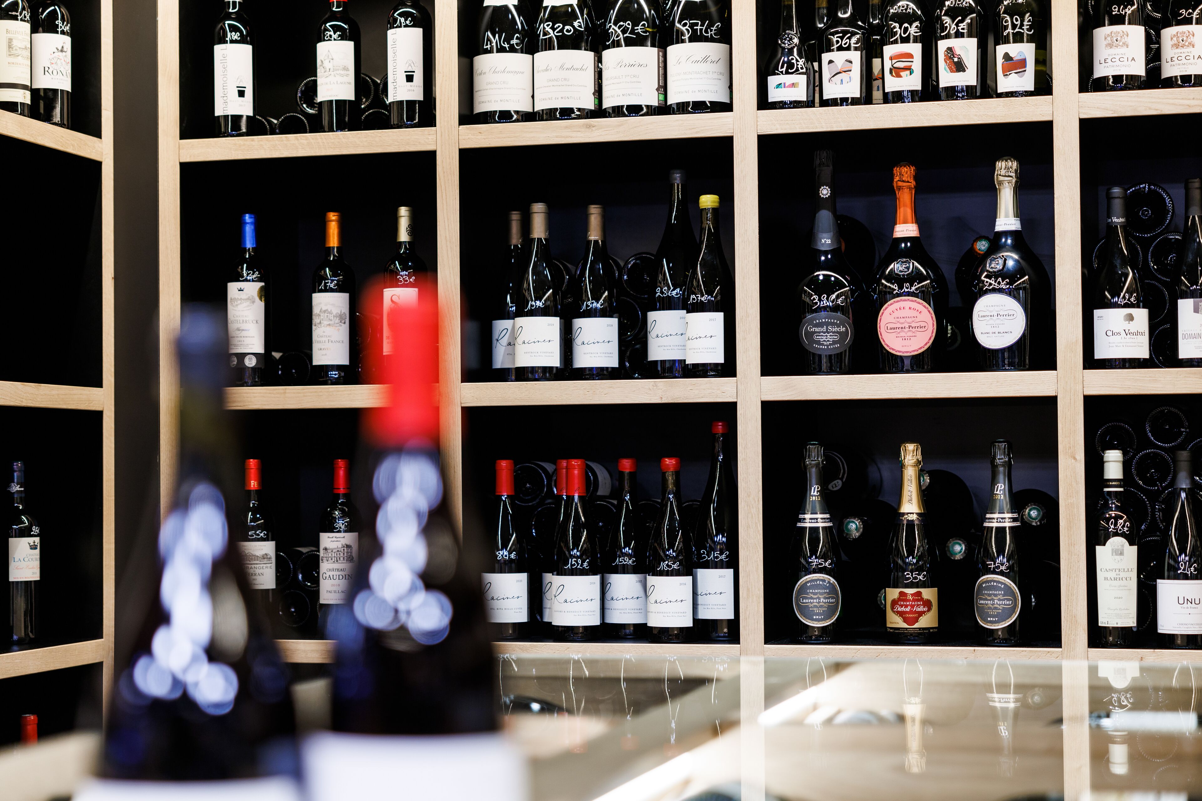 Un porte-bouteilles contenant différentes sortes de vin.