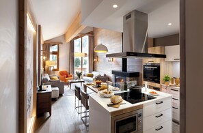 Appartement 8 personnes - 3 chambres - Sauna - Baignoire balnéo - Cheminée - 95 m² | Cocina básica privada | Frigorífico grande, microondas, horno y placa de cocina