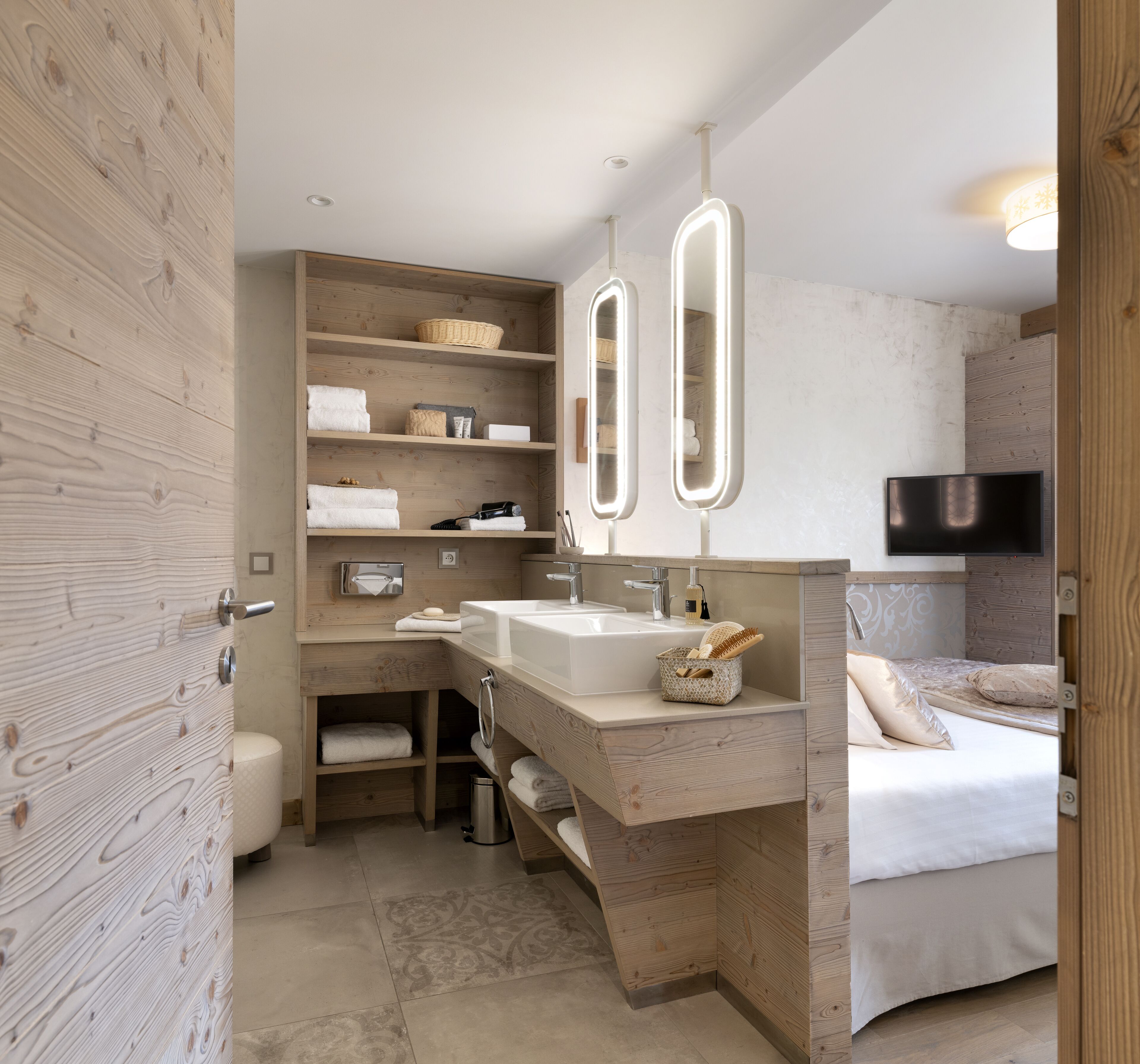 Een moderne badkamer met houten lambrisering, een grote spiegel, een wastafel en een toilet.