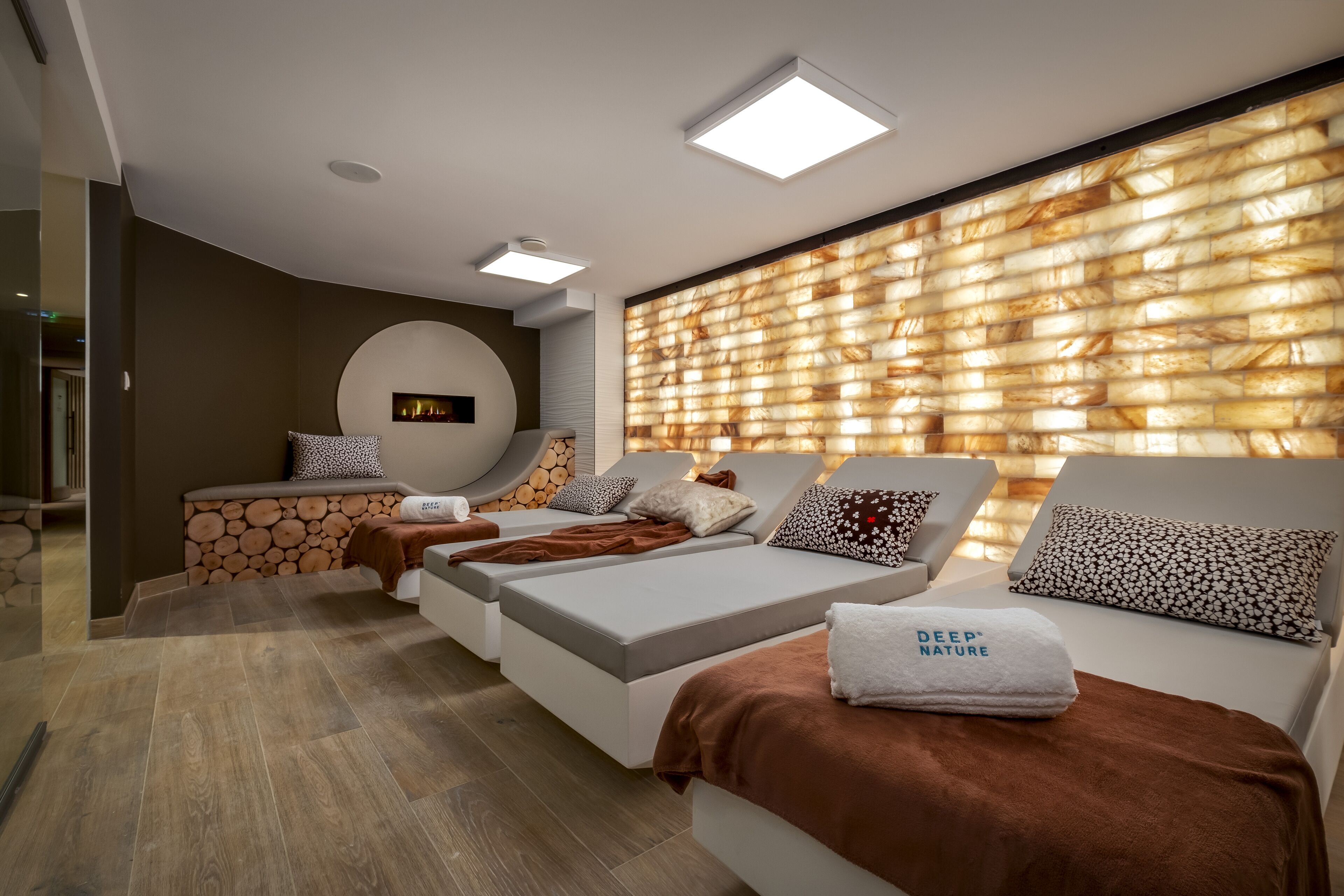 Un sauna, una bañera de hidromasaje, baño turco, baño turco/hammam