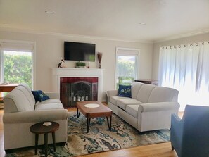 Älytelevisio, takka, DVD-soitin, kirjoja