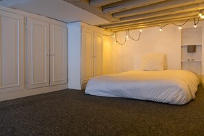 1 slaapkamer, een bureau, een strijkplank/strijkijzer, wifi