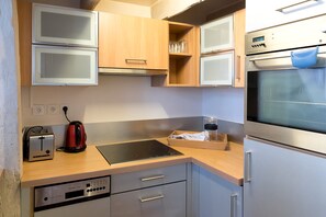 Een koelkast, een microgolfoven, een oven, een kookplaat