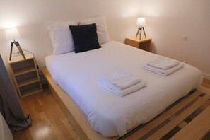 1 slaapkamer, een bureau, een strijkplank/strijkijzer, wifi