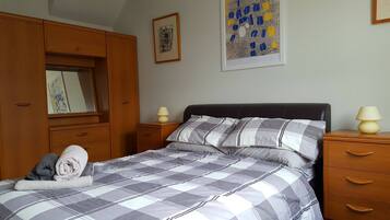 2 habitaciones, tabla de planchar con plancha, wifi y ropa de cama