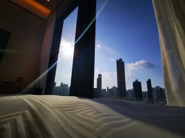 尊尚特大床房 | 客房内保险箱、办公桌、遮光窗帘、隔音