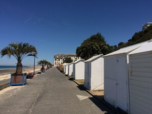 Property grounds - ~ Beachfront 2 ~ view and direct access to the sea * ~ ¤ (Donville-les-Bains)