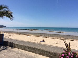 På stranden