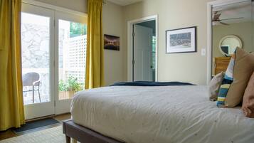 2 dormitorios, escritorio, tabla de planchar con plancha y cuna de viaje