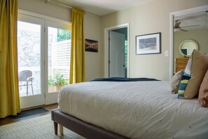 2 chambres, bureau, fer et planche Ă repasser, lit parapluie