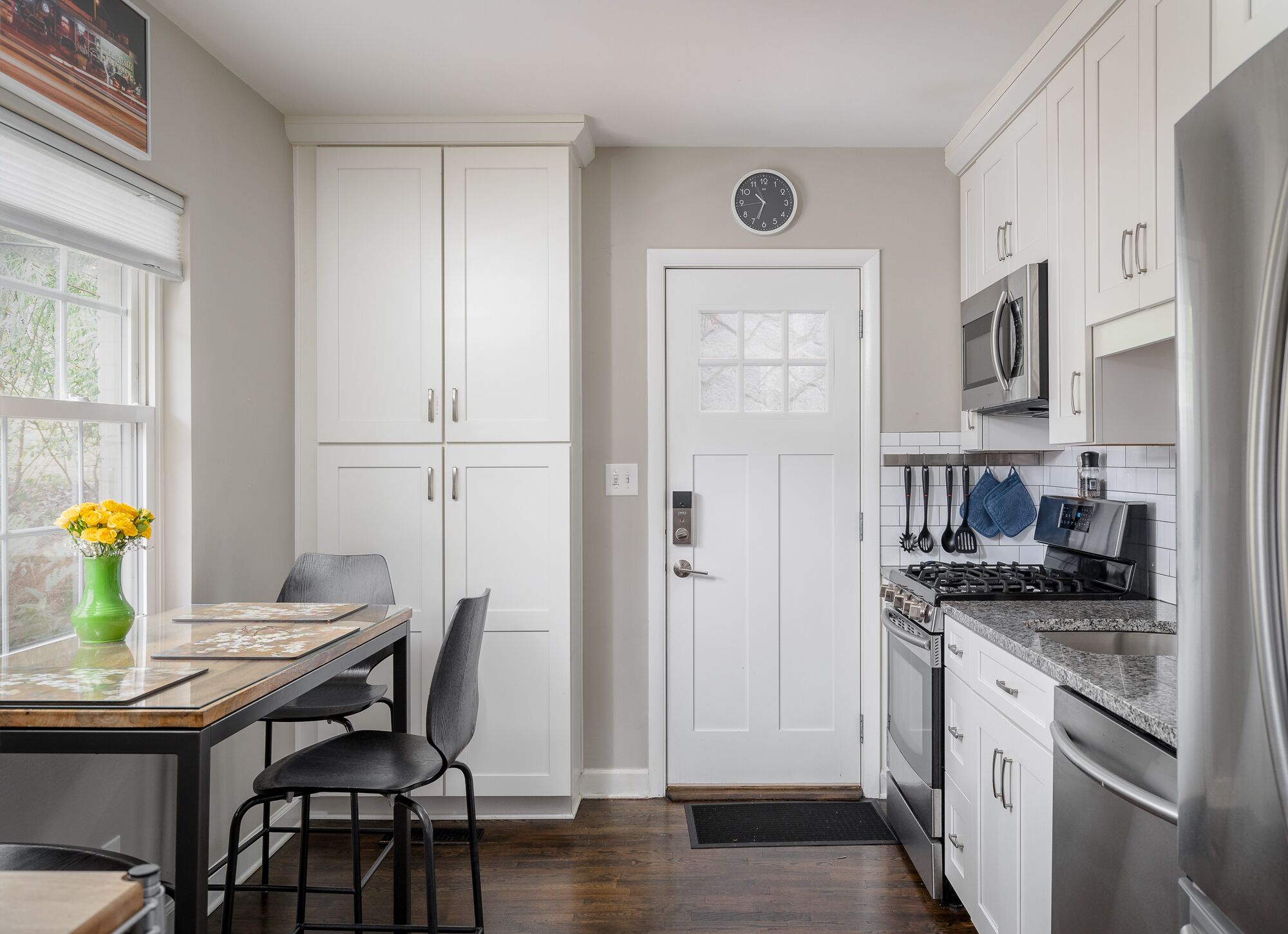 Frigorífico, microondas, horno y placa de cocina