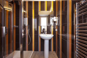 Dusche, Haartrockner, Bidet, Handtücher