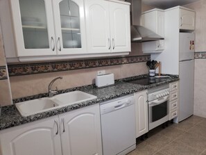 Køleskab, mikrobølgeovn, ovn, opvaskemaskine