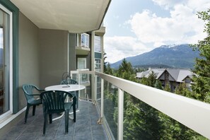 Outdoor dining - Woodrun Lodge 2-Bedroom, sleeps 7, Free Wifi (401) (Whistler)
