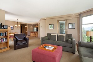 TV, fireplace - Woodrun Lodge 2-Bedroom, sleeps 7, Free Wifi (401) (Whistler)
