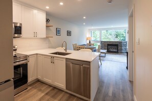 Fridge, microwave, oven, stovetop - Greystone, Bright & Clean, sleeps 6, Free Wifi (213) (Whistler)