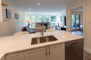 Interior - Greystone, Bright & Clean, sleeps 6, Free Wifi (213) (Whistler)