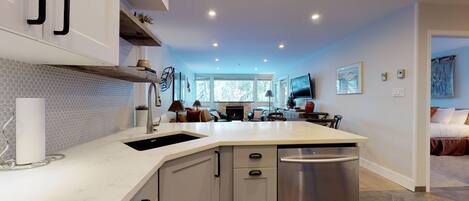 Réfrigérateur, four à micro-ondes, un four, surface de cuisson