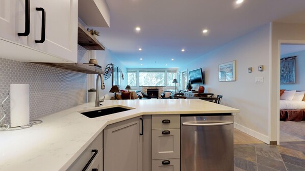 Réfrigérateur, four à micro-ondes, un four, surface de cuisson