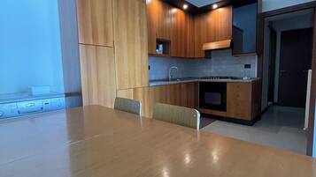 Kühlschrank, Ofen, Geschirrspüler, Wasserkocher mit Kaffee-/Teezubehör