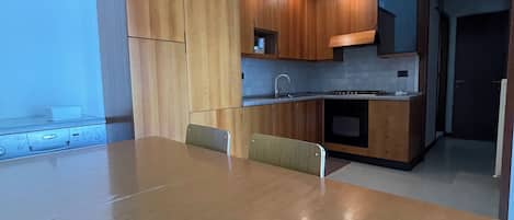 Kühlschrank, Ofen, Geschirrspüler, Wasserkocher mit Kaffee-/Teezubehör