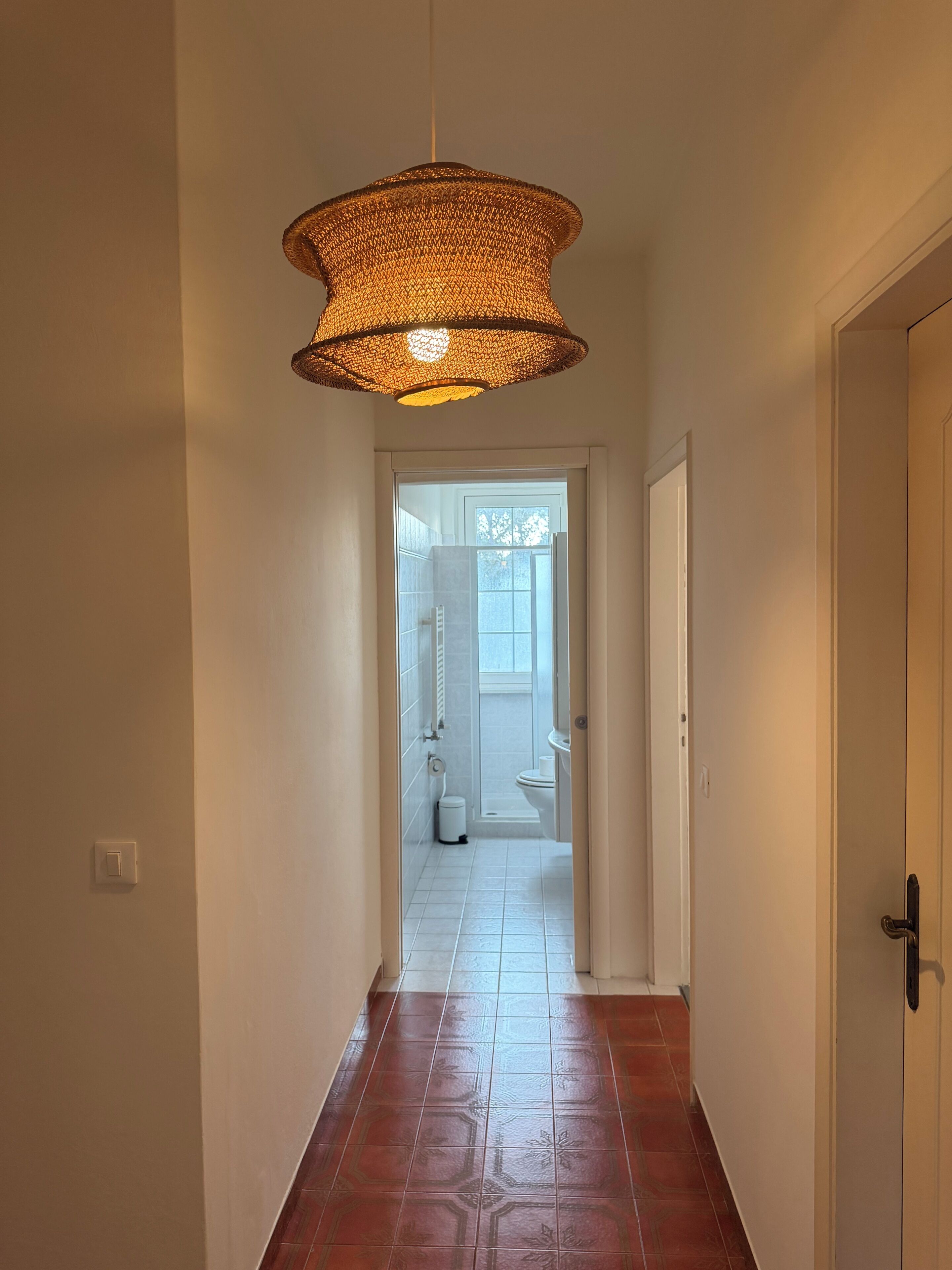 Duschwanne, Haartrockner, Seife, Toilettenpapier