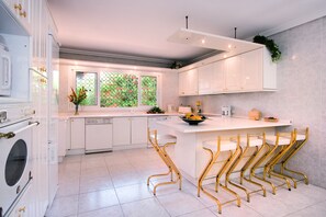 Kühlschrank, Mikrowelle, Ofen, Geschirrspüler