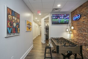 Games room - The Honky Tonk - 2 Blocks to Broadway (Nashville)
