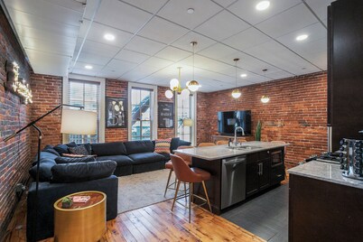 The Honky Tonk - 2 Blocks to Broadway