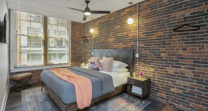 The Honky Tonk - 2 Blocks to Broadway