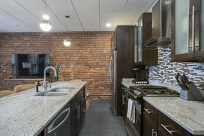 Fridge, microwave, oven, stovetop - The Honky Tonk - 2 Blocks to Broadway (Nashville)