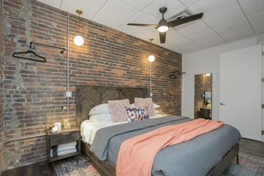 4 bedrooms, desk, iron/ironing board, free WiFi - The Honky Tonk - 2 Blocks to Broadway (Nashville)