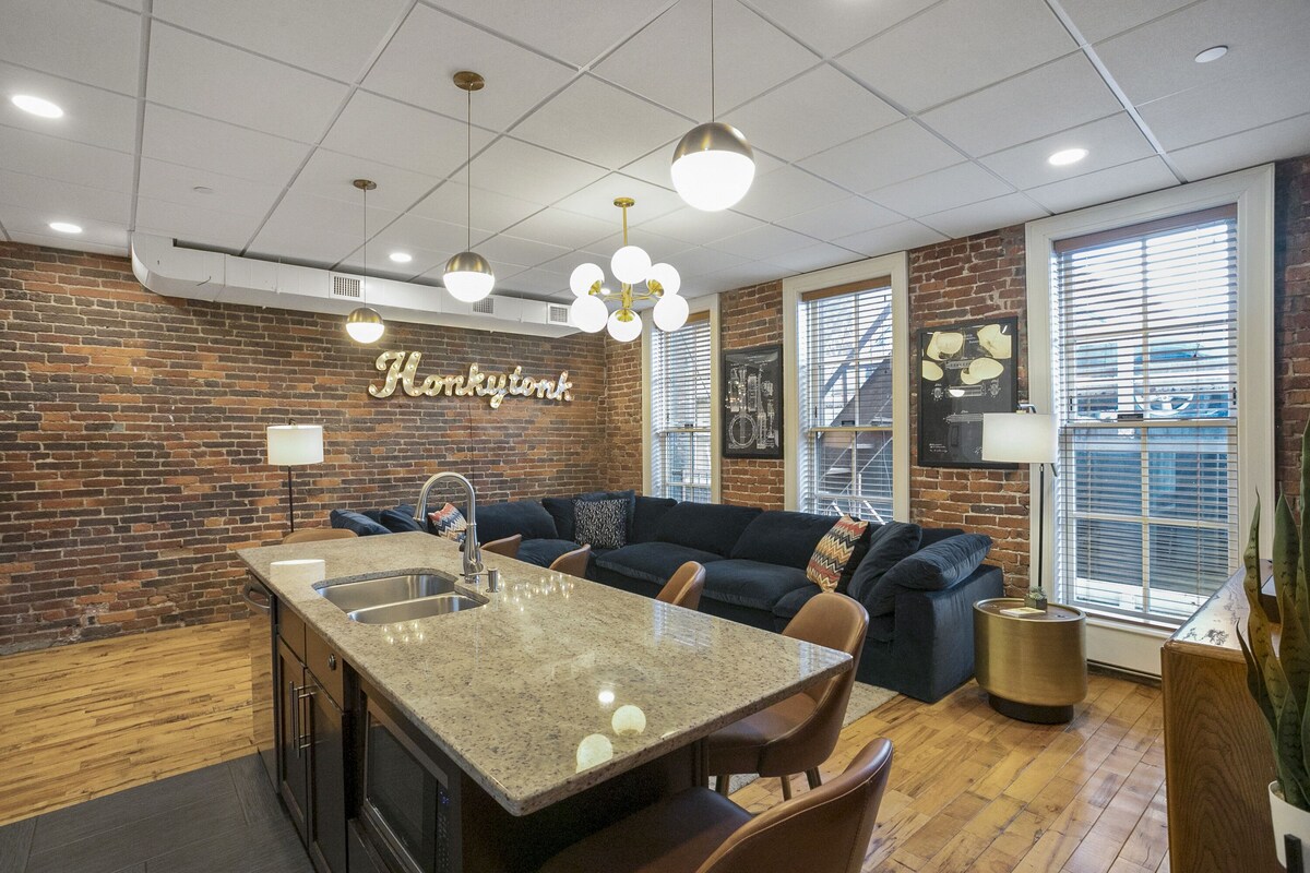 The Honky Tonk - 2 Blocks to Broadway