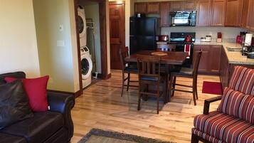 Rumah | Ruang keluarga | TV layar datar, perapian, dan pemutar DVD