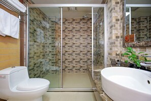 Douche, articles de toilette (gratuits), séchoir à cheveux, pantoufles