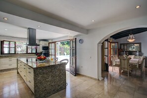 Dining - Lovely Villa Las Palmeras with heated Swimming Pool, Puerto Banus (Marbella)