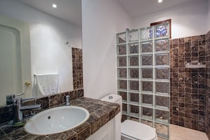Ensemble douche/baignoire, sèche-cheveux, serviettes fournies, savon