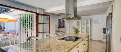 Réfrigérateur, micro-ondes, four, lave-vaisselle