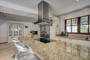 Réfrigérateur, micro-ondes, four, lave-vaisselle